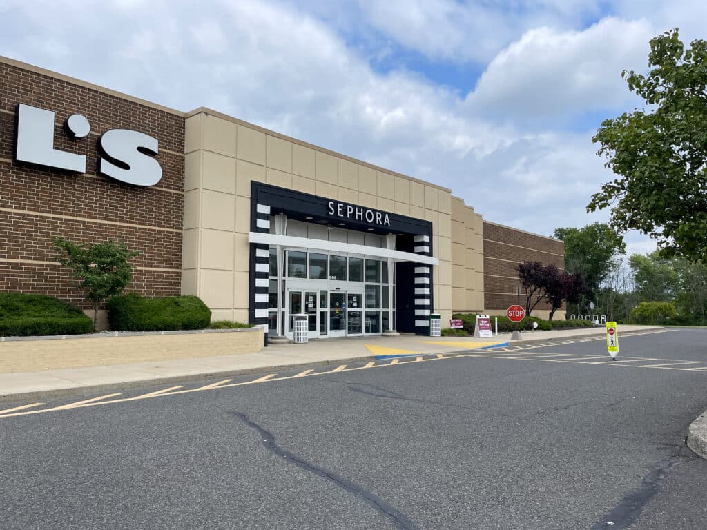 Exterior of the front of a Kohl's and Sephora